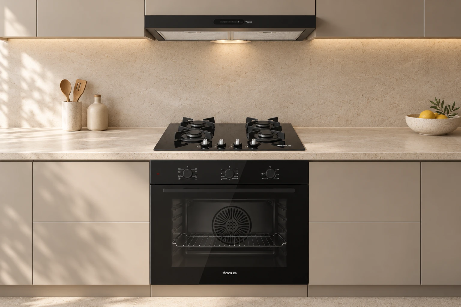 Ambiance cuisine avec un four noir, une plaque gaz et une hotte assortie